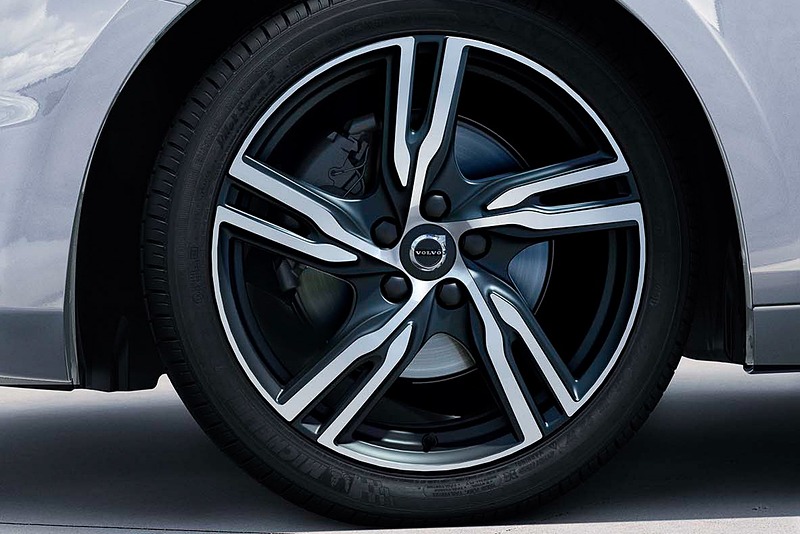 足まわりでは専用スポーツ・サスペンションを採用