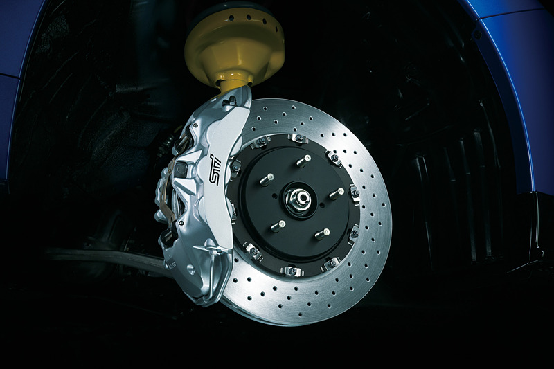 フロント6ピストンキャリパーやドリルドローターなどの装着イメージ（サスペンション関連パーツはキットに含まれない）