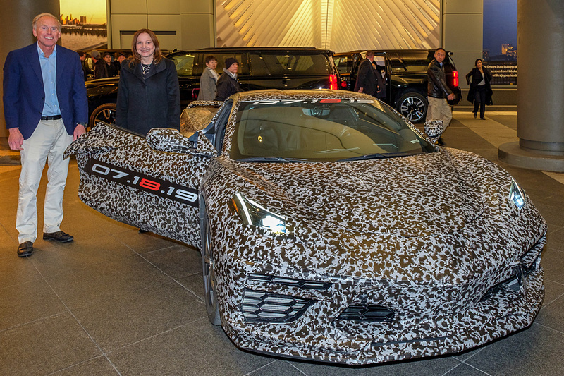 カモフラージュ姿で登場した新世代「コルベット」。左からコルベットのチーフエンジニア Tadge Juechter氏とゼネラルモーターズ 会長兼CEOのMary Barra氏