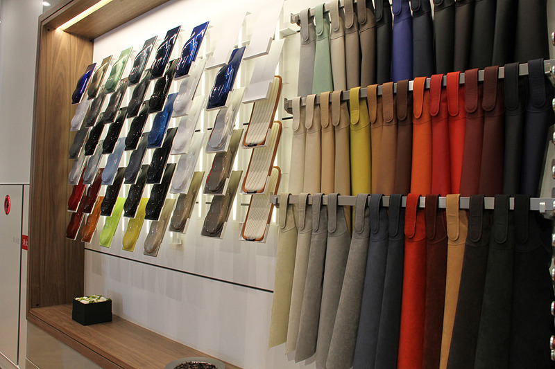 全体的に温かみのあるデザインが特徴的なショールーム内ではカラーや素材のサンプル展示に加え、アパレルグッズなどの販売も行なっている