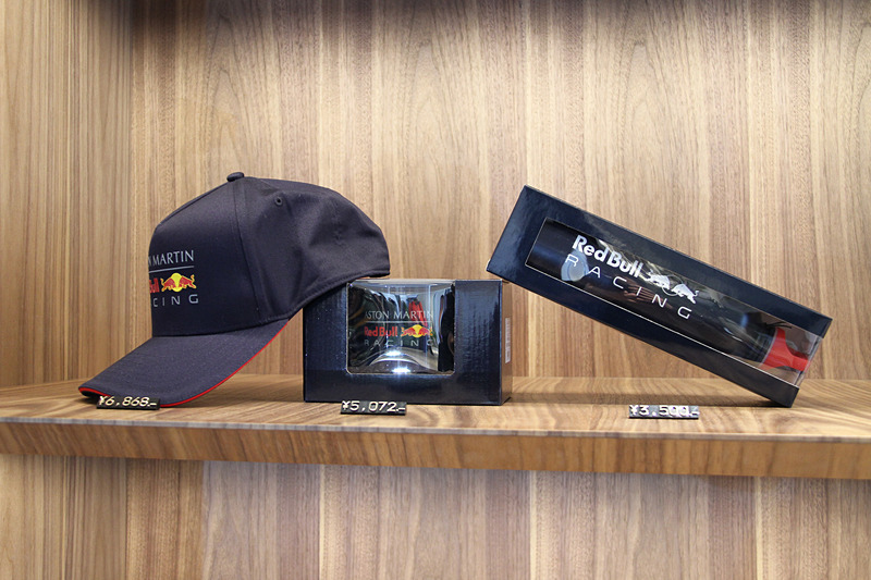 全体的に温かみのあるデザインが特徴的なショールーム内ではカラーや素材のサンプル展示に加え、アパレルグッズなどの販売も行なっている