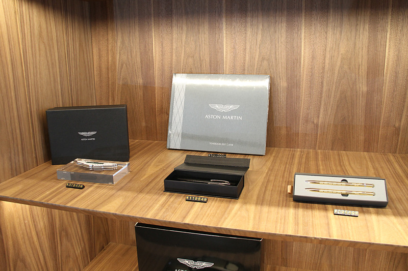 全体的に温かみのあるデザインが特徴的なショールーム内ではカラーや素材のサンプル展示に加え、アパレルグッズなどの販売も行なっている