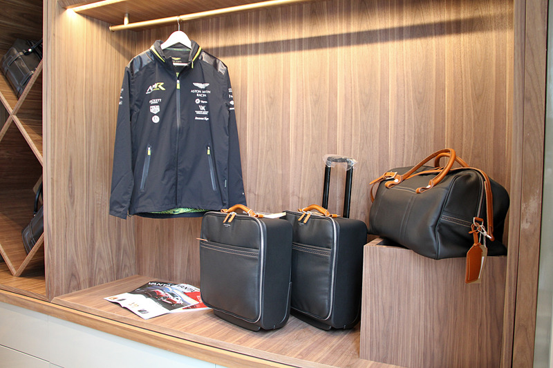 全体的に温かみのあるデザインが特徴的なショールーム内ではカラーや素材のサンプル展示に加え、アパレルグッズなどの販売も行なっている