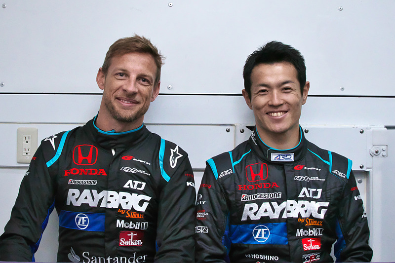 1号車 RAYBRIG NSX-GTをドライブするジェンソン・バトン選手（左）と山本尚貴選手（右）