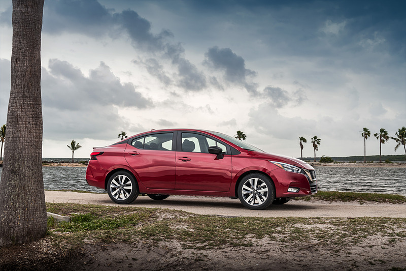 新型コンパクトセダン「Versa」