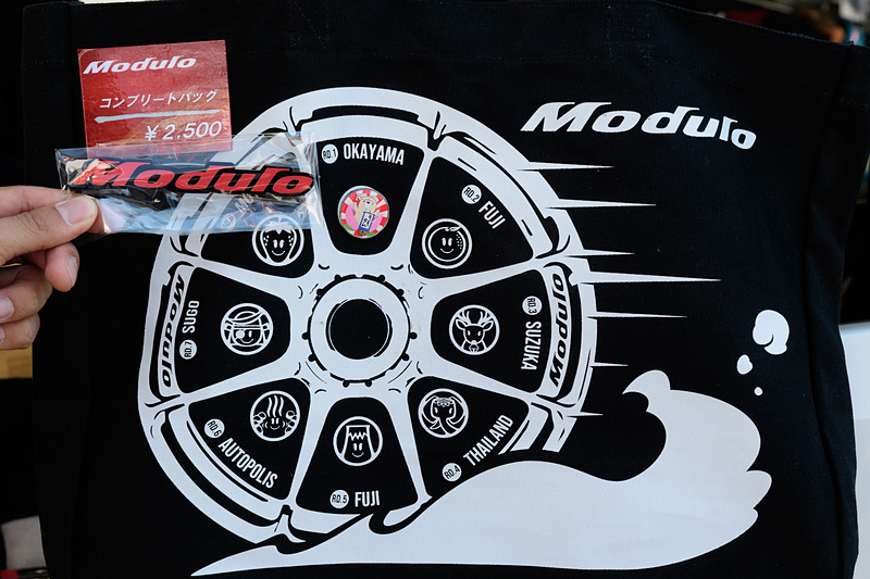 各SUPER GTのピンズを取り付け可能。ピンズはオフィシャルショップでバッグを見せるともらえる。岡山はエンブレムもプレゼント