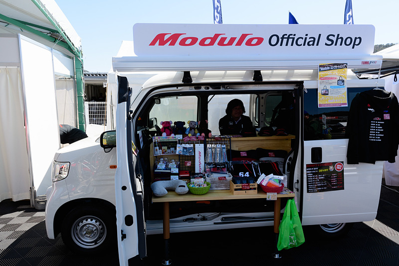 ホンダブースにあるホンダアクセスオフィシャルショップ（N-VAN）