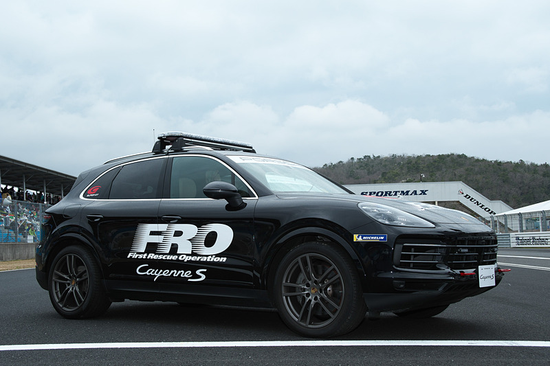 新FRO車両として贈呈されたポルシェ「カイエン」