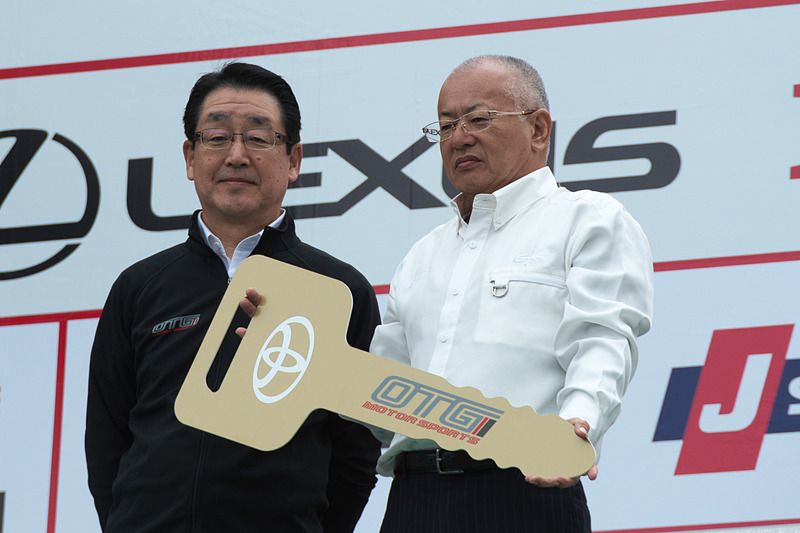 大阪トヨペット株式会社 執行役員 木原憲一氏（左）から、株式会社GTアソシエイション 代表取締役 社長 坂東正明氏へ鍵が贈られる