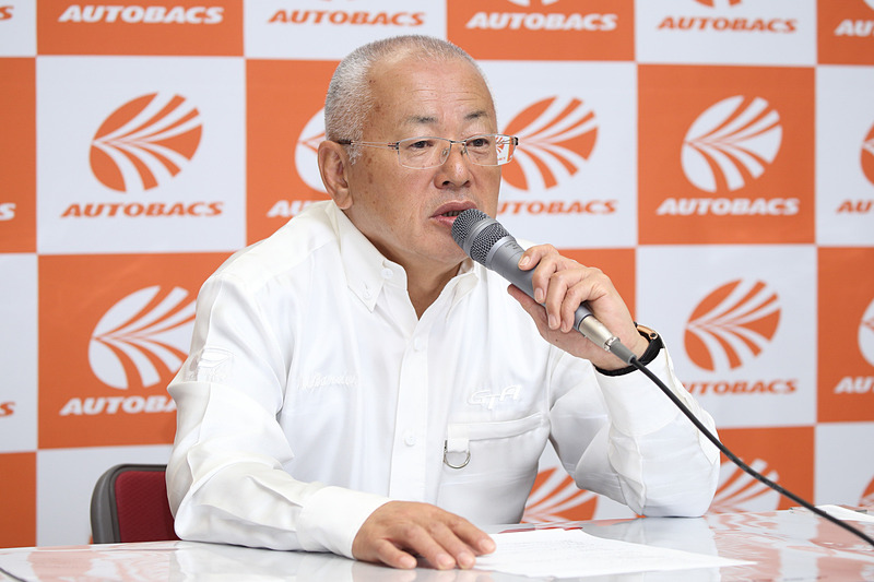 テレビ放送について説明する坂東代表