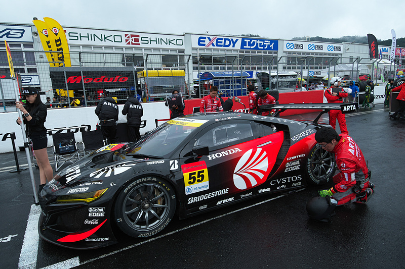 GT300クラスのポールポジション、55号車 ARTA NSX GT3（高木真一/福住仁嶺組、BS）。スタート前のため空が明るい