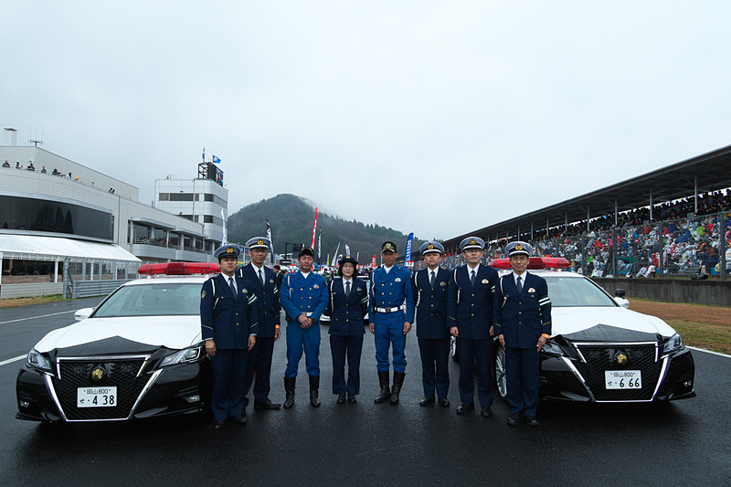 スタート進行では、パレードラップで先導予定の岡山県警もグリッドに。その後天候が悪化し、セーフティカースタートとなった