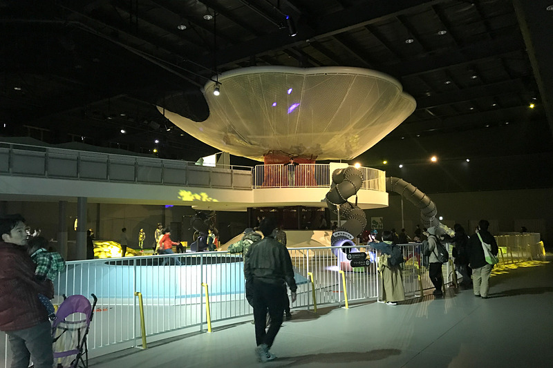 どこから攻めようか、いろんなエリアがある「SUMIKA」。お椀のように広がるネットは、上がってみるとけっこうな高さで、子供にとってはかなりスリリングなはず。グニョグニョと曲がっているチューブのようなスロープも、見た目以上にハードでした（笑）