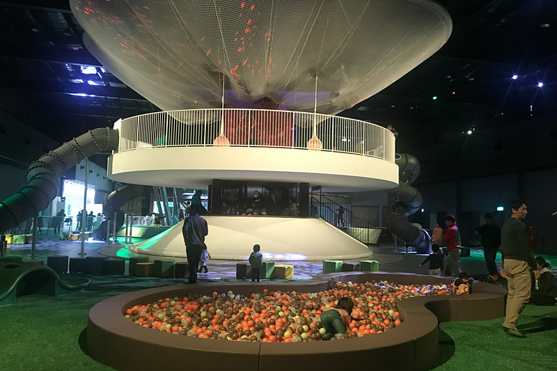 こちらはキッズコーナーにあるボールプールですね。「SUMIKA」は最初に靴を脱いで、靴下で体験するのがマスト。裸足や5本指タイプの靴下はNGだということなので、気をつけてくださいね