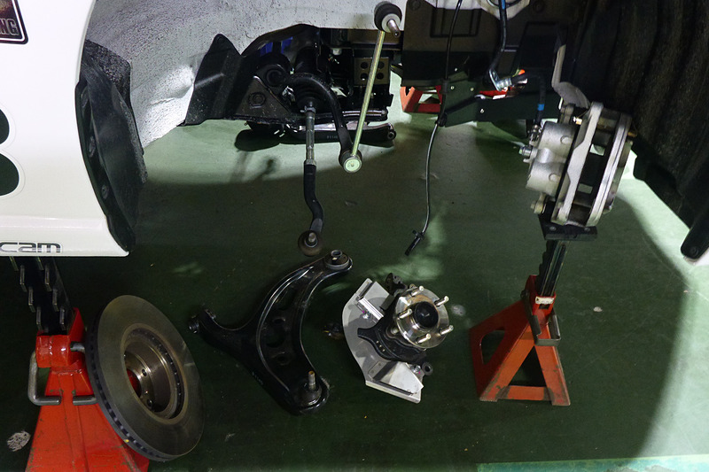 レース用パーツの装着は今年もレボリューションで実施。TRD製の車高調、強化ブッシュ＆マウント、LSDといったアイテムを装着