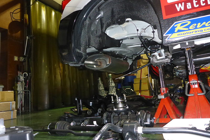 レース用パーツの装着は今年もレボリューションで実施。TRD製の車高調、強化ブッシュ＆マウント、LSDといったアイテムを装着