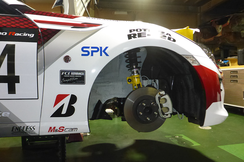 レース用パーツの装着は今年もレボリューションで実施。TRD製の車高調、強化ブッシュ＆マウント、LSDといったアイテムを装着