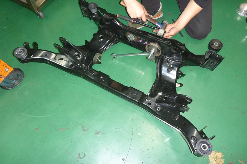 レース用パーツの装着は今年もレボリューションで実施。TRD製の車高調、強化ブッシュ＆マウント、LSDといったアイテムを装着