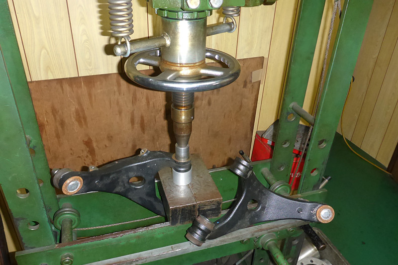 レース用パーツの装着は今年もレボリューションで実施。TRD製の車高調、強化ブッシュ＆マウント、LSDといったアイテムを装着