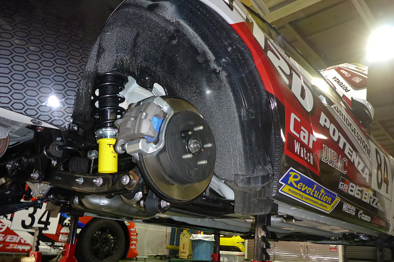 小倉クラッチ製のクラッチやエンドレス製のブレーキパッドなども装着していく