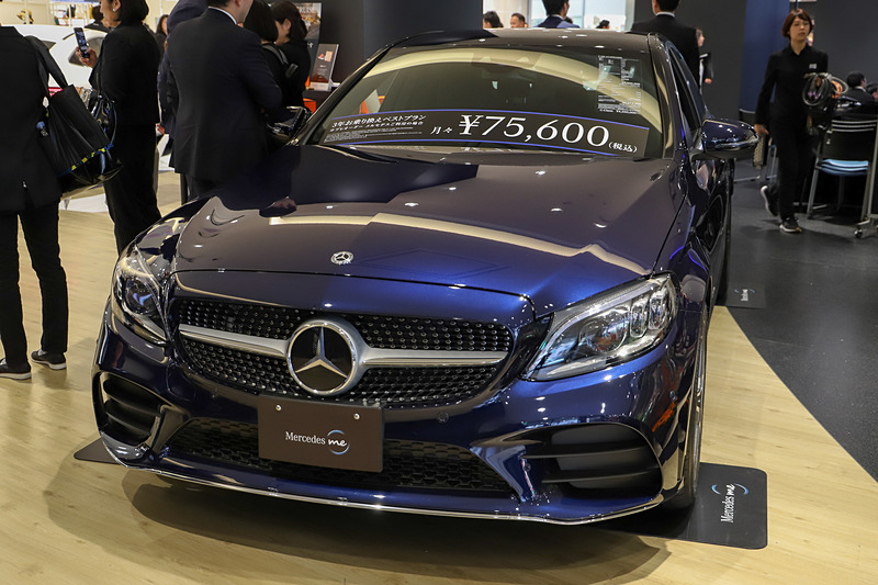 スマートからメルセデスAMGモデルまで、幅広い車種を展示