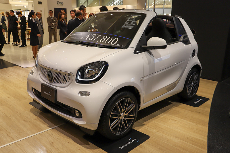 スマートからメルセデスAMGモデルまで、幅広い車種を展示