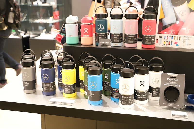 普段使いできるオリジナルアイテムや、スマートとミッキーのコラボレーションアイテムも販売