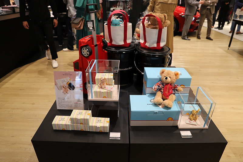 車内でも使えるアロマグッズやテディベアなど、女性が思わず足を止めてしまいそうなアイテムも取りそろえる