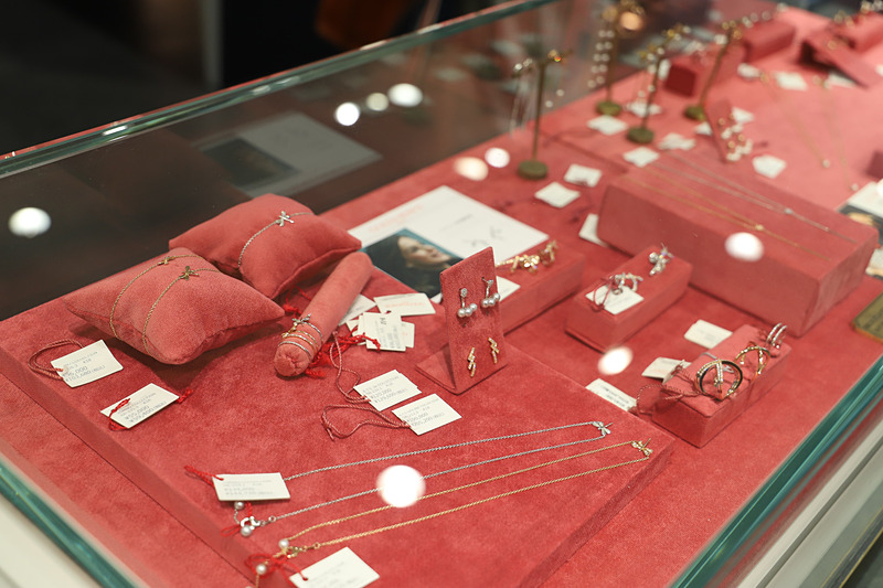 繊細でかわいらしいジュエリーをラインアップ