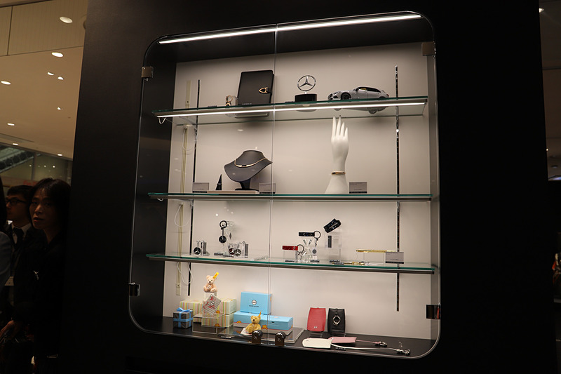 ハートやリボンのデザインのキーリングや、レザーアイテムなどもそろえている