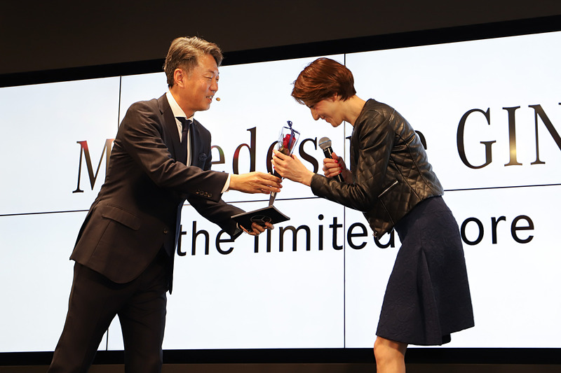 上野氏からゲストの道端カレンさん、尼神インターの誠子さん、渚さんに色違いのバラが手渡された