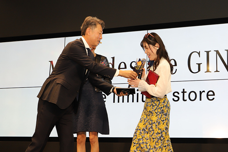 上野氏からゲストの道端カレンさん、尼神インターの誠子さん、渚さんに色違いのバラが手渡された