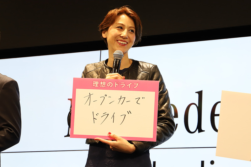 道端カレンさんの「理想のドライブデート」は、オープンカーに乗って海沿いをデートすること。「自分で運転するより、やっぱり助手席がいいですね」と話していた