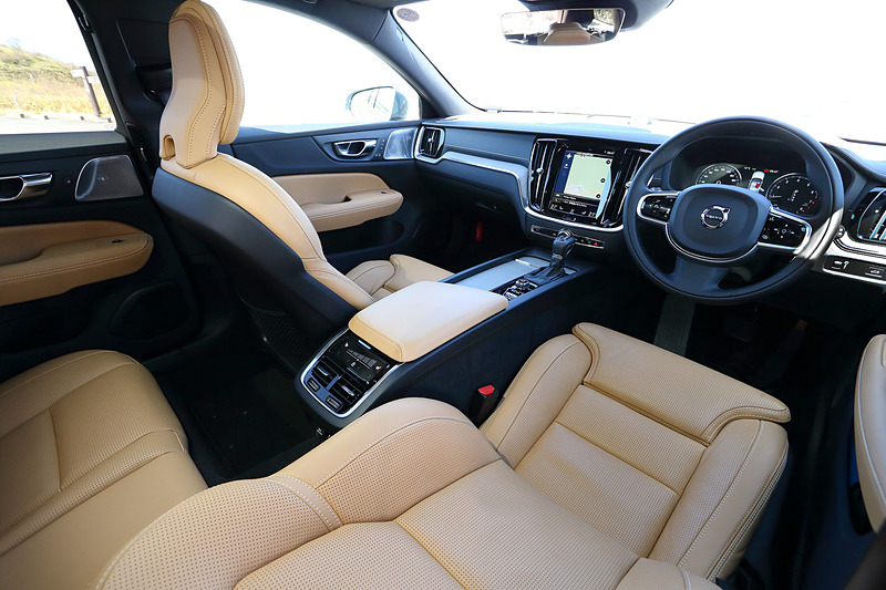 クロスカントリー Proのインテリア。内装はV60から大きな変更はない