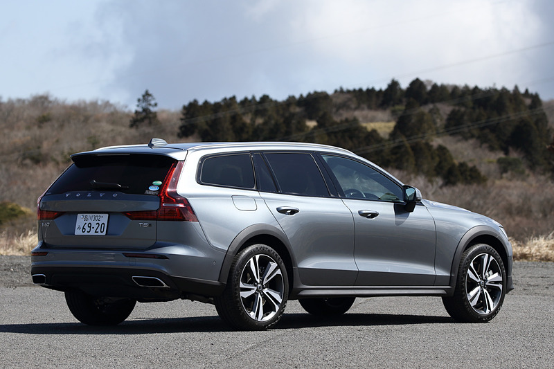 今回試乗したのは3月1日に受注を開始した新型「V60 クロスカントリー」のうち、上級グレードの「V60 クロスカントリー T5 AWD Pro」（649万円）。ボディサイズは4785×1895×1505mm（全長×全幅×全高）、ホイールベースは2875mm。ベースグレードの「V60 クロスカントリー T5 AWD」の価格は549万円
