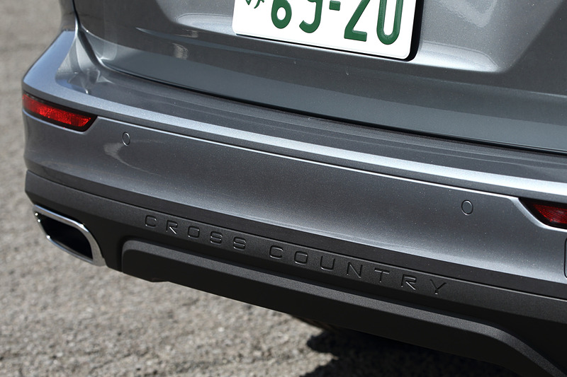 ベースモデルの「V60」から最低地上高を65mm高めた210mmにして悪路走破性を向上させたクロスオーバーモデル。専用サスペンションを採用することでラフロード性能を強化するとともに、前後バンパー、フロントグリル、チャコールカラー・ボディパーツ（フロント/リアバンパー下部、サイドシル）といったクロスカントリー専用のエクステリアが与えられている