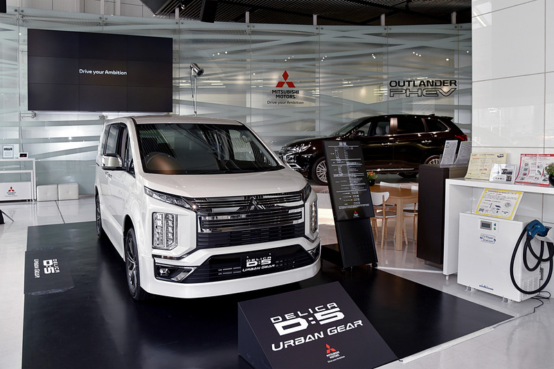 ショールーム内は新型車発表会の場としても利用され、これまでにさまざまな三菱自動車モデルが展示されてきた