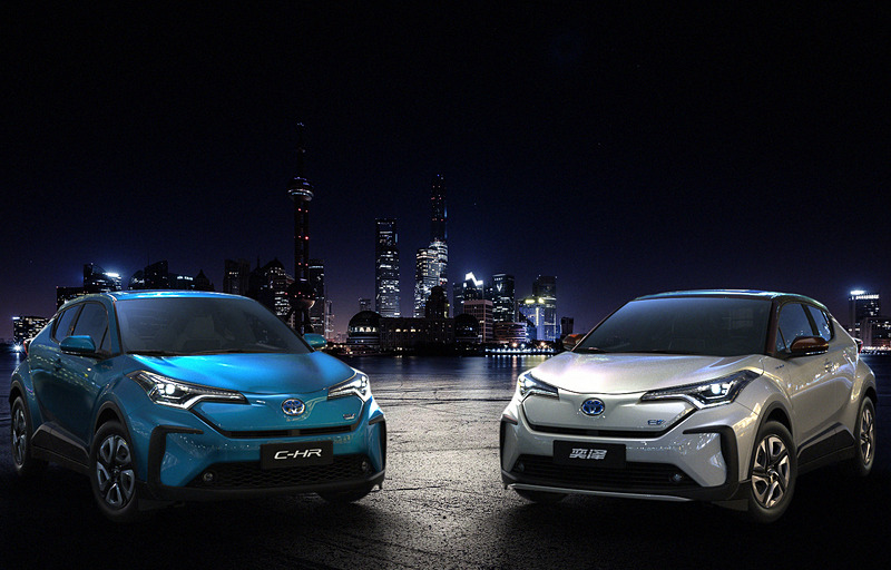 世界初公開された「C-HR」（左）と「IZOA」（右）のEV（電気自動車）モデル