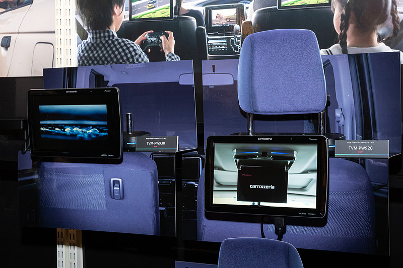 9V型モニター採用のプライベートモニター。取り付け部の位置違いで2種類用意される