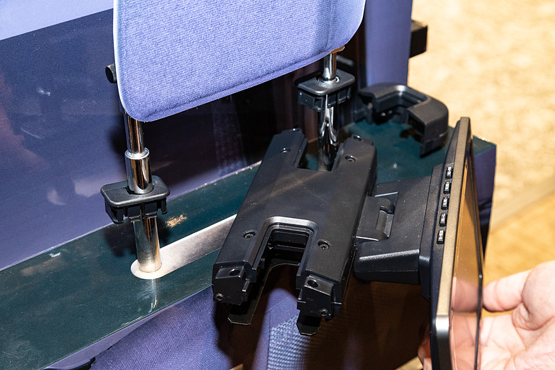 ヘッドレストが外れないクルマにも装着可能