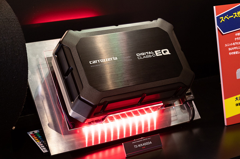 パワードサブウーファー「TS-WX400DA」。300×200×100mm（幅×奥行き×高さ）のコンパクトサイズながら迫力ある重低音再生を実現