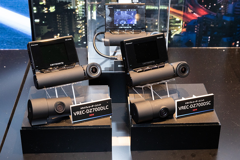 2カメラ同梱となる「VREC-DZ700DLC」「VREC-DZ700DSC」。後者は車外と車内用