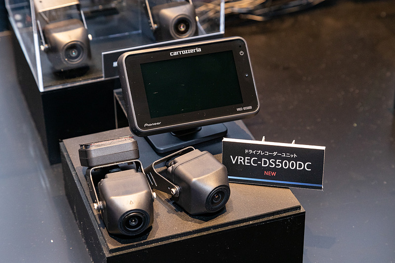 カメラと液晶部が別体となる2カメラタイプの「VREC-DS500DC」。液晶モニターは3インチ