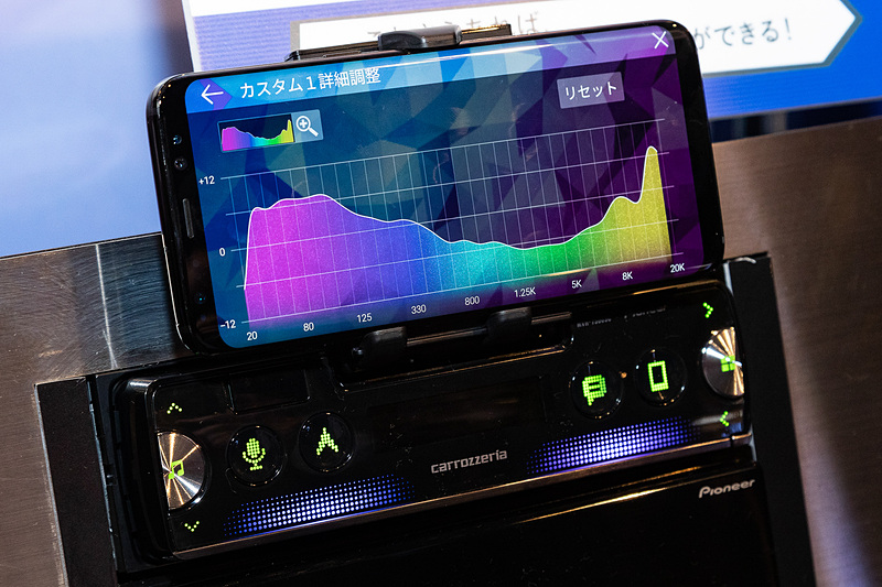 グラフィックイコライザーは画面をなぞるだけで設定可能