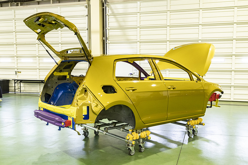 鉄板の強度ごとに色分けされたホワイトボディを展示。ボンネットに入れられている切り欠きや、前後で鉄板の強度が異なる理由など、詳しくはフォルクスワーゲンが公開している動画を確認いただきたい。きっとフォルクスワーゲンのこだわったクルマ作りに「なるほど！」となるだろう