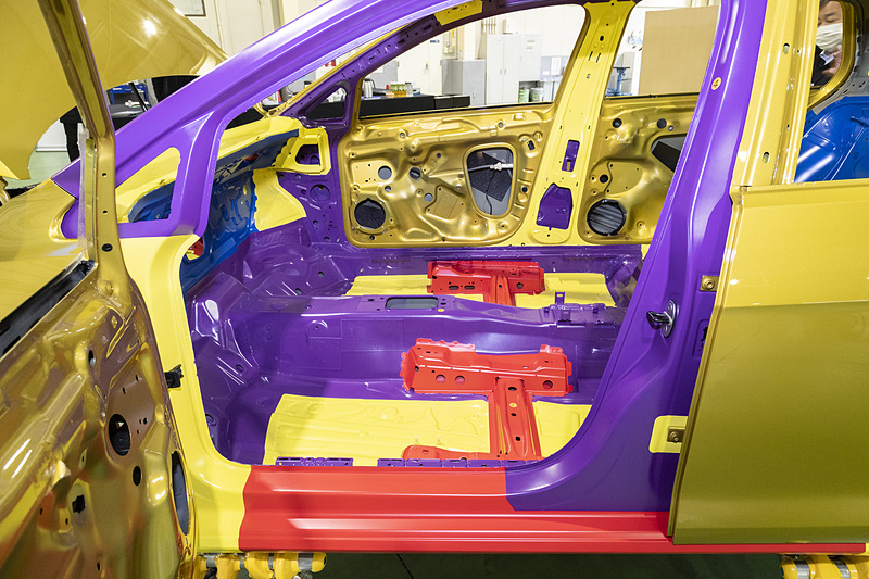 鉄板の強度ごとに色分けされたホワイトボディを展示。ボンネットに入れられている切り欠きや、前後で鉄板の強度が異なる理由など、詳しくはフォルクスワーゲンが公開している動画を確認いただきたい。きっとフォルクスワーゲンのこだわったクルマ作りに「なるほど！」となるだろう