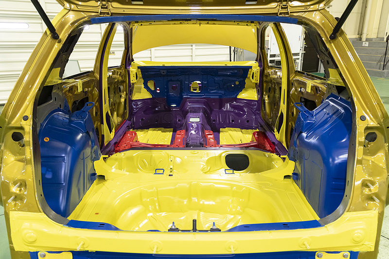 鉄板の強度ごとに色分けされたホワイトボディを展示。ボンネットに入れられている切り欠きや、前後で鉄板の強度が異なる理由など、詳しくはフォルクスワーゲンが公開している動画を確認いただきたい。きっとフォルクスワーゲンのこだわったクルマ作りに「なるほど！」となるだろう