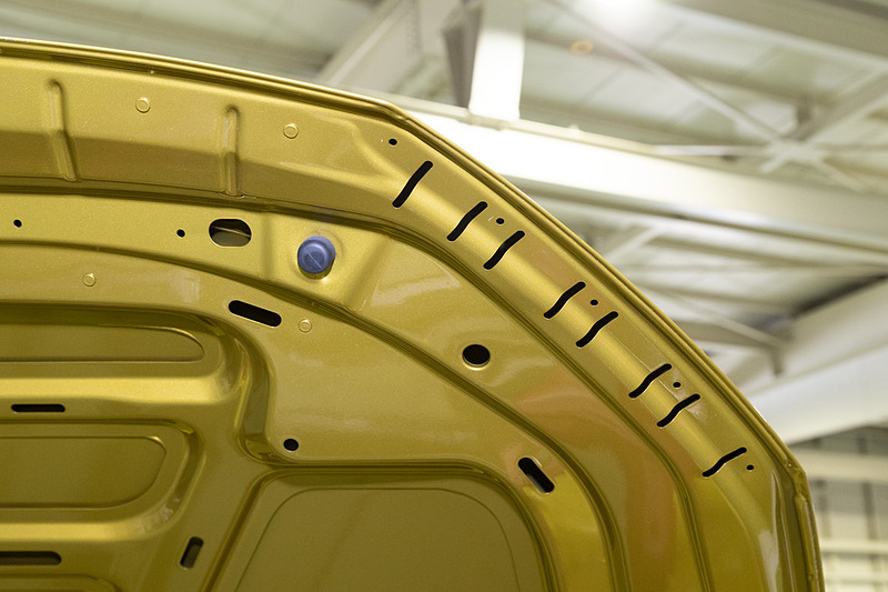 鉄板の強度ごとに色分けされたホワイトボディを展示。ボンネットに入れられている切り欠きや、前後で鉄板の強度が異なる理由など、詳しくはフォルクスワーゲンが公開している動画を確認いただきたい。きっとフォルクスワーゲンのこだわったクルマ作りに「なるほど！」となるだろう