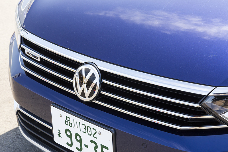 ACCとレーンアシストは、フロントグリルのエンブレム内などに埋め込まれているセンサーと、フロントウィンドウのカメラで周囲の状況を判断