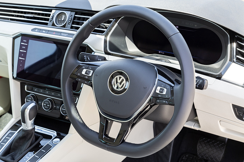 ステアリングスポーク部の左側にACCのON/OFFや車速、車間距離などを設定できるスイッチを備える